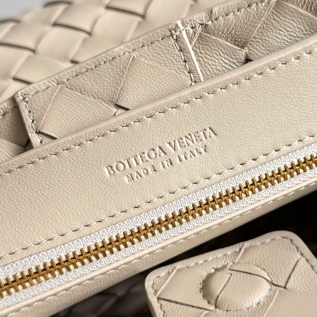 The 2023 new Andiamo batch of 1860 BV has been shipped‼ ️Really popular🔥The new Andiamo woven handbag launched by Bottega Veneta this season is really popular all over the world! ! Celebrities at home and abroad have worn it, and Oscar-winning actress Michelle Yeoh has taken it out on the street. Song Jia, Trai Yara, Yu Feihong, Sanji Ayaka, Rosie Hunting-Whiteley, Yoshioka Riho, etc. have all picked up this bag. It is classic and versatile, showing off its temperament, and the bag capacity is also large, which is very convenient for daily commuting! ! A variety of carrying methods, the shoulder straps can be adjusted by yourself, the original lambskin feels soft and delicate, and the unisex style breaks gender boundaries and brings a more practical and longer-lasting use experience. Andiamo, which has both elegant and casual styles, perfectly interprets the true appearance of "fashionable old money style". Style number: 743568 Size: 25*22*10.5cm